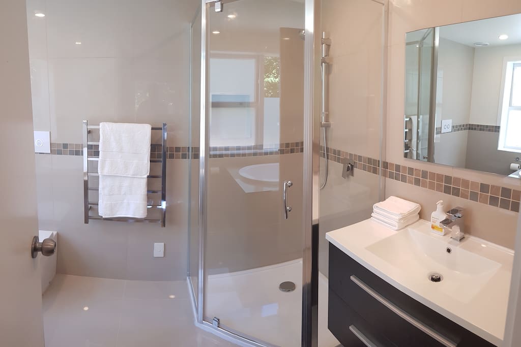 Master En-suite Bathroom