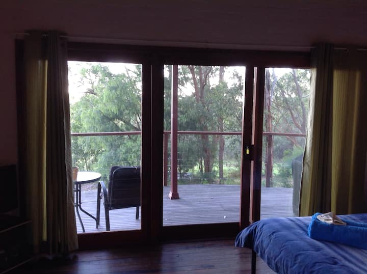 Daybreaks Cabin (2) Private, bush & bay views