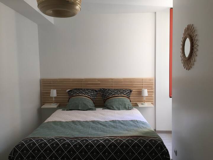 غرفة نوم مع مصاريع خشبية + تلفزيون