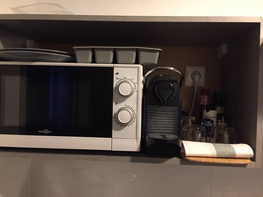 Il y a tout ce qui faut pour votre confort cafetière nespresso condiments, café, micro onde et tout le reste