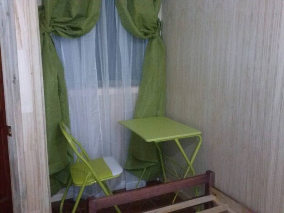 Dormitorio con escritorio