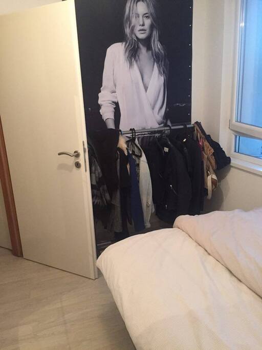 Chambre avec un portique pour les vêtements