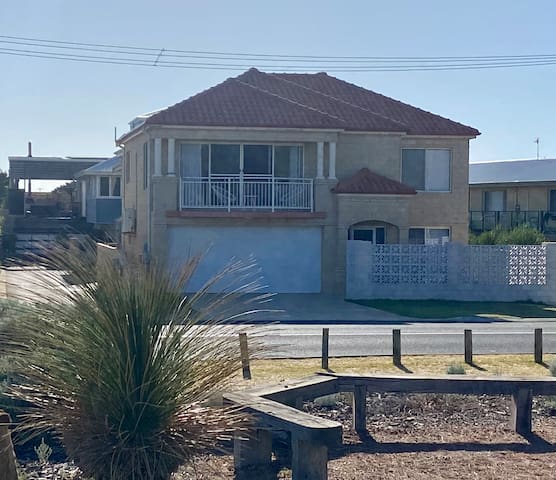 Bunbury beachfront townhouse, 500m to the CBD.