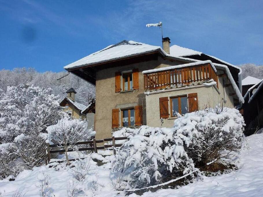 Coté sud du chalet en hiver
