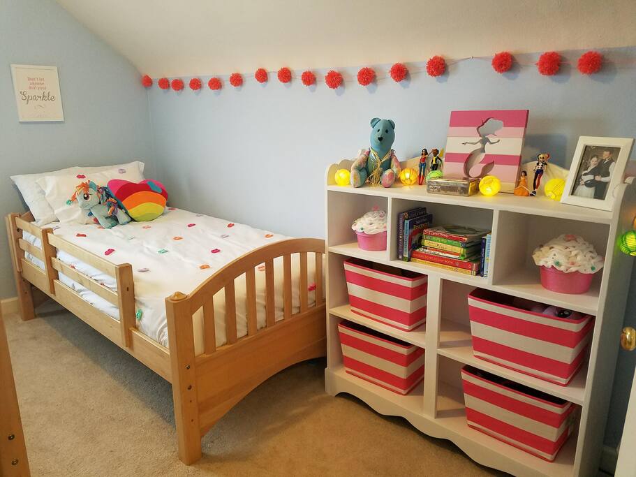 Adorable bedroom with two twin beds