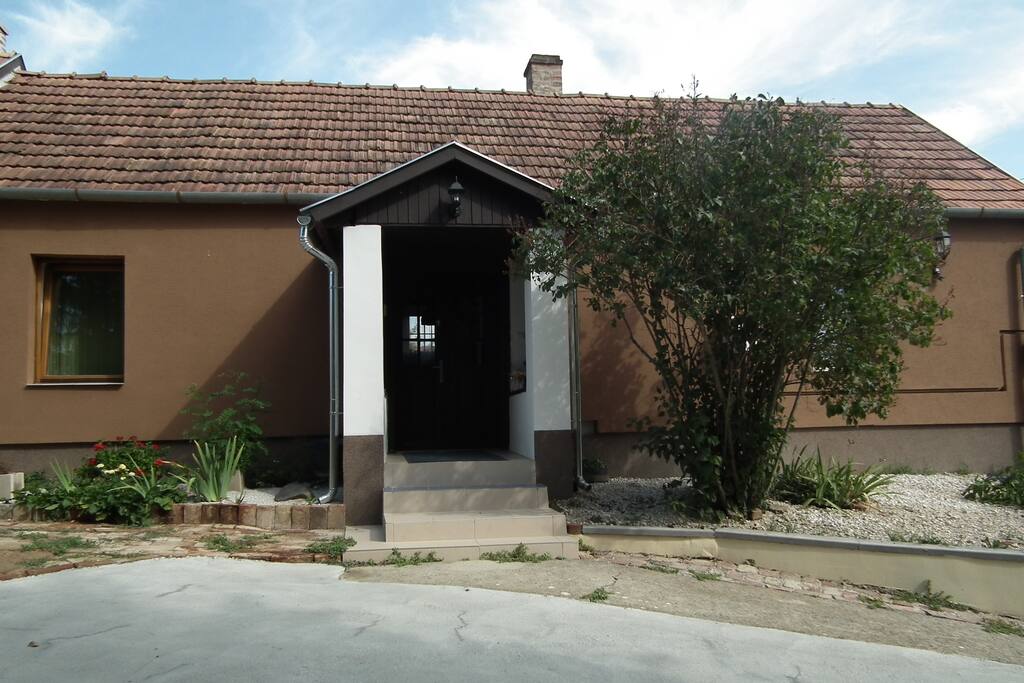 FŐBEJÁRAT (1.-2. szoba; konyha-étkező; fürdő-WC) MAIN DOOR (room 1 to 2, kitchen-dining room, bath-WC)