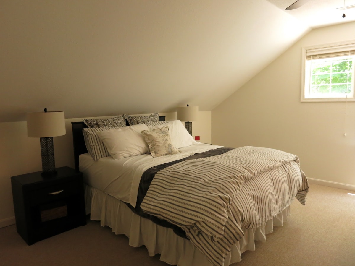 spálňa s manželskou posteľou