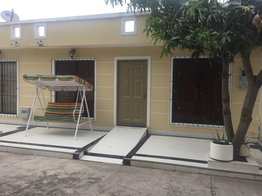Fachada de la casa con adaptación para acceso silla de ruedas