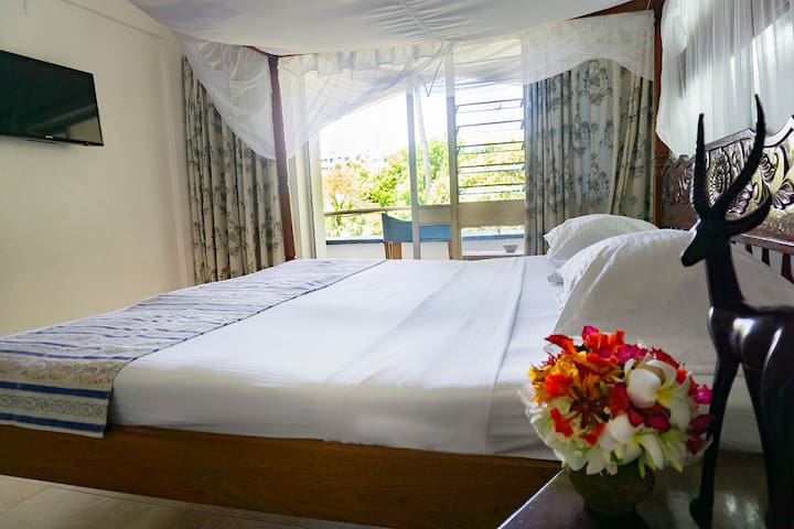 Quiet garden facing rooms with access to the beach