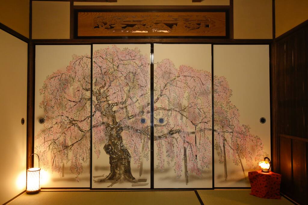 Artist Yamamoto Yoshio painted this Sakura
山本義雄画伯による桜の襖絵