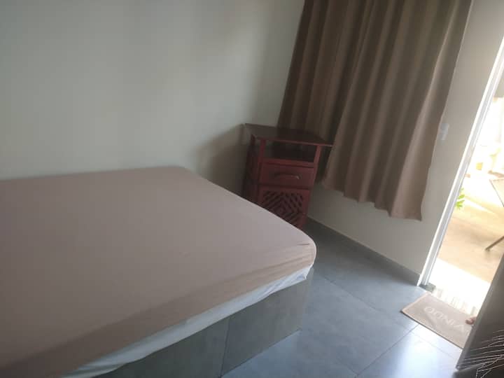 Suite 1 con una cama matrimonial.