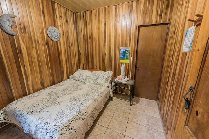 Camera con bagno privato e acqua calda 