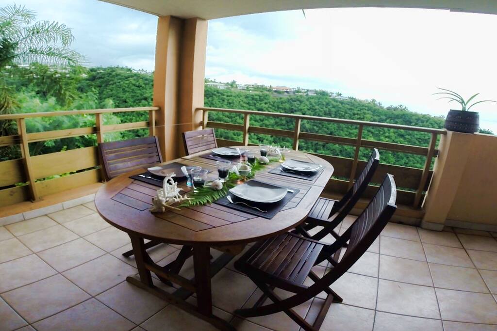 Terrasse avec table extensible.