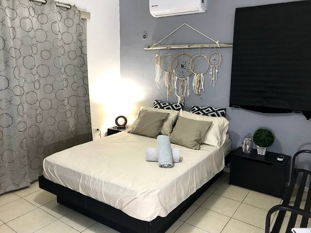 Private Room in Awesome Location Center, A/C, WiFi