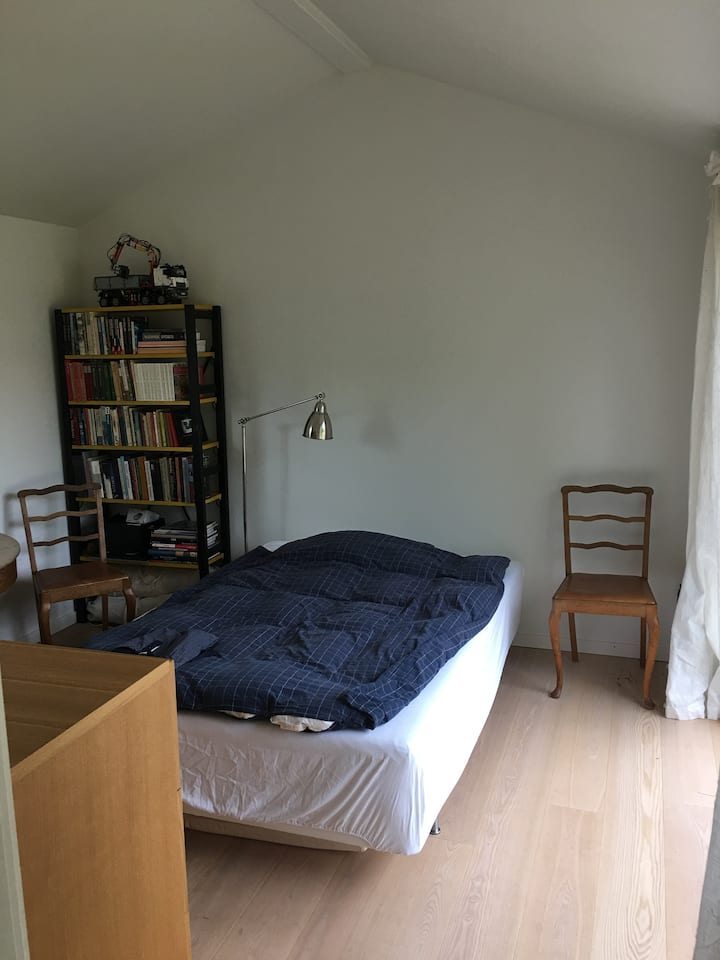 Kiambatisho cha 4 cha chumba cha kulala (kitanda 1 cha mtu mzima, hulala mtu mzima 1 au watu wazima / watoto 2 wadogo) Sehemu ya kitanda cha watoto cha ziada