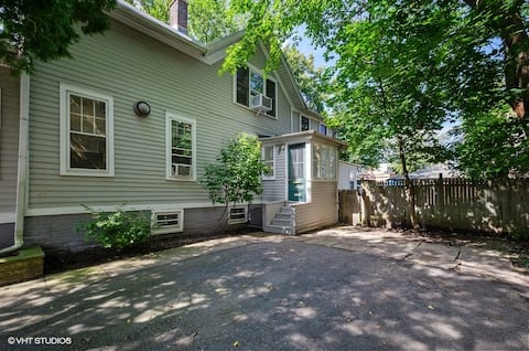 2 BR Apartment steps from downtown Wilmette