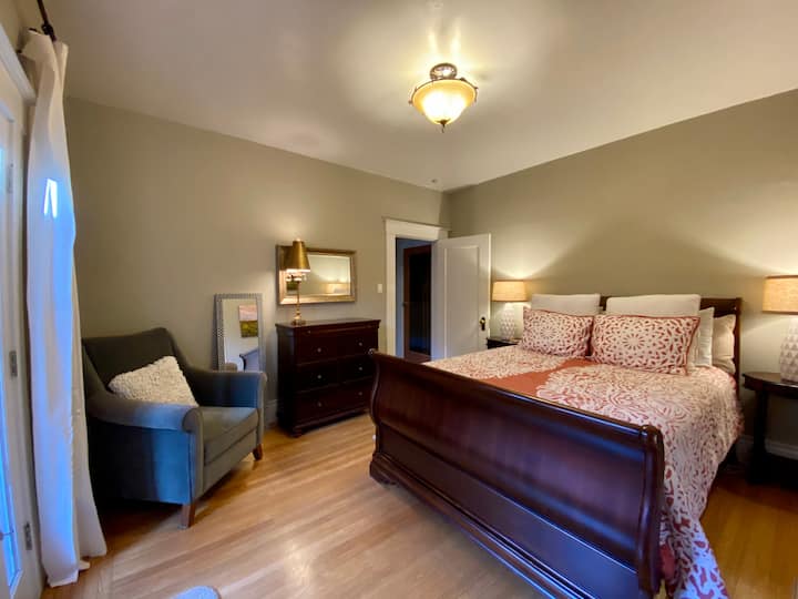 Dhoma e mesme e gjumit ka një krevat dopio "queen" dhe një derë franceze për në oborrin e pasmë dhe një vaskë me hidromasazh.