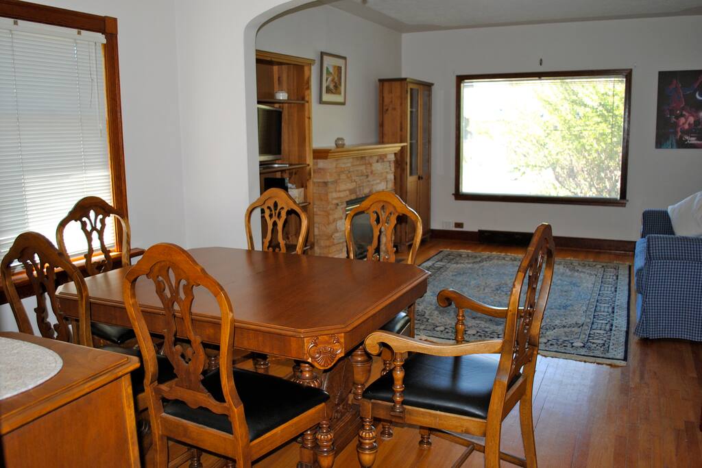 Salle à dîner et salon/Dining and living rooms