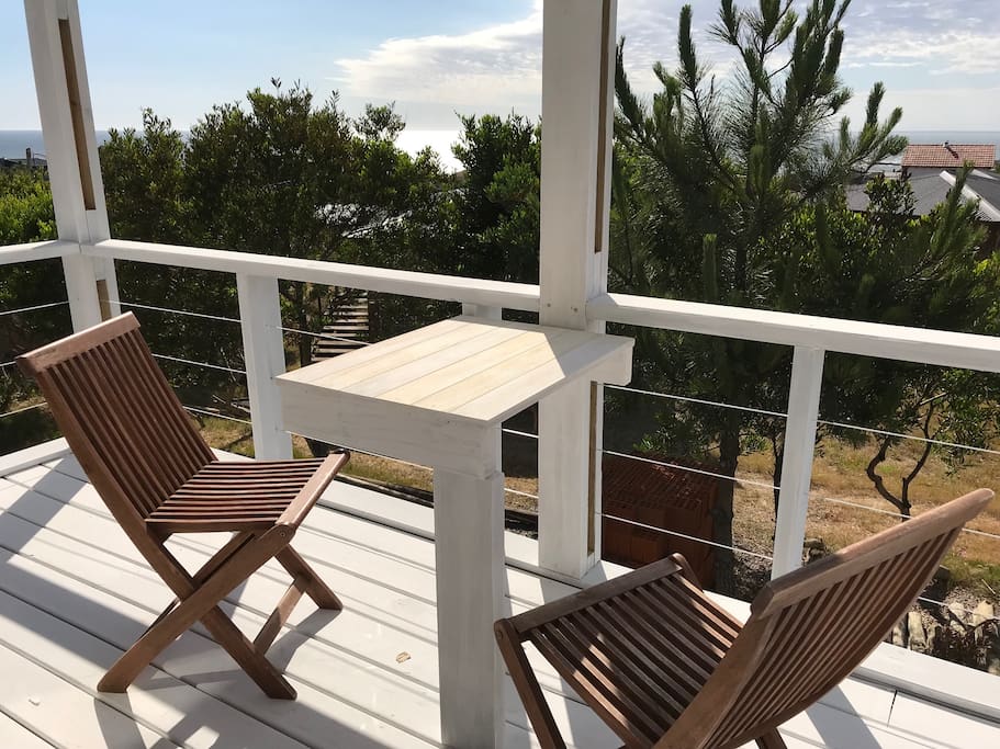 Amplio deck con semisombra. Vista abierta al mar