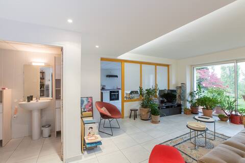 Bright 1 Bedroom Garden Suite
