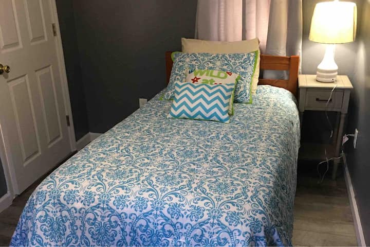 BR #3 s oddelenou posteľou a šatníkom. Do tejto izby sa dostanete pešo cez hlavnú spálňu. 