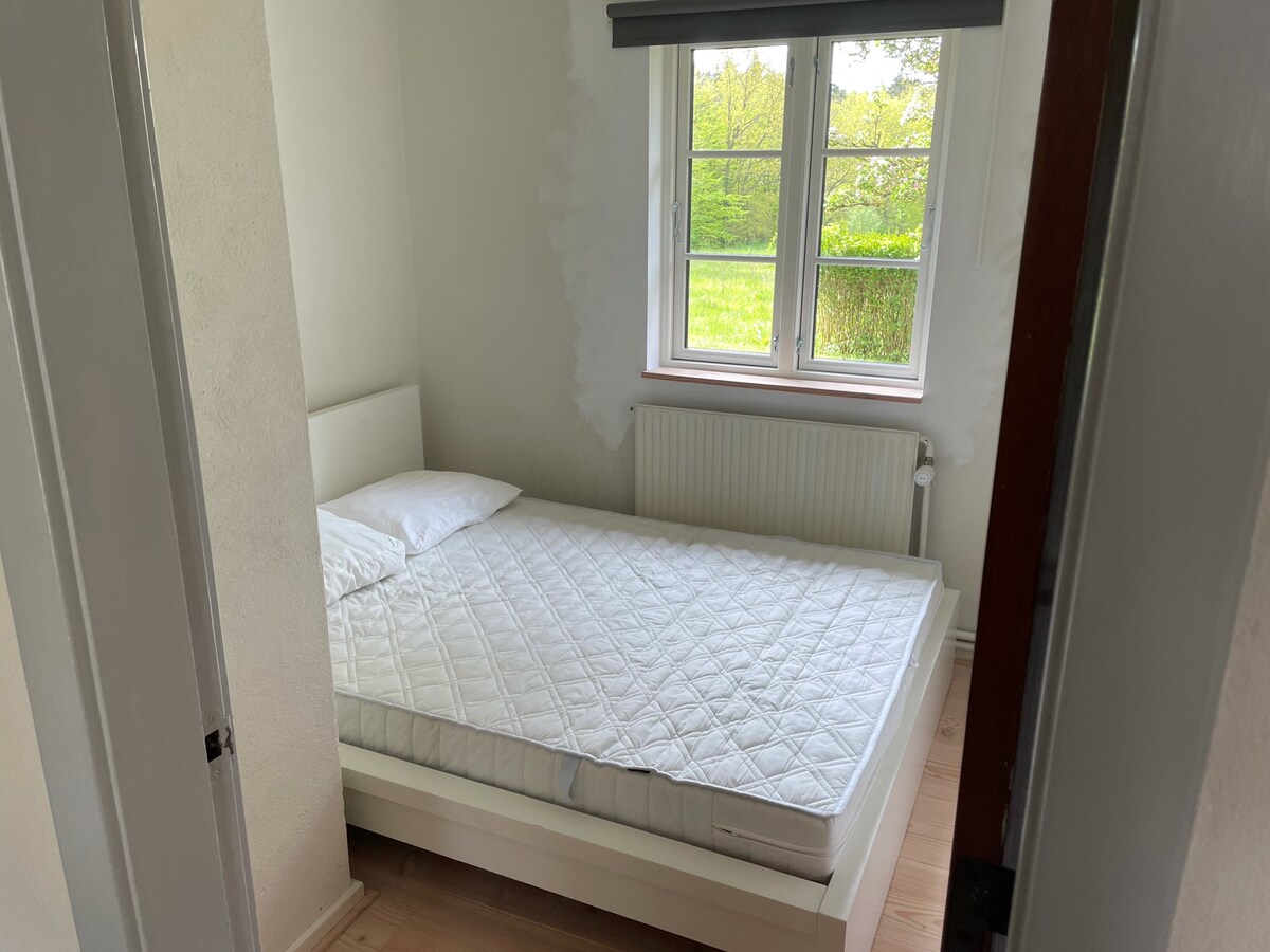 חדר שינה עם 1.60 מיטה ונוף לגן