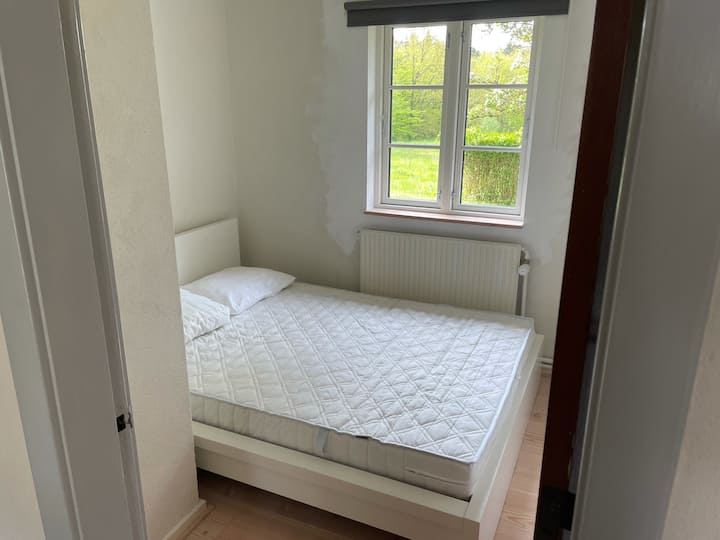 Chumba cha kulala na kitanda cha 1.60 na mtazamo wa bustani