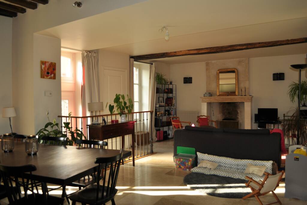 Un grand salon-salle à manger et un coin jeu pour les enfants