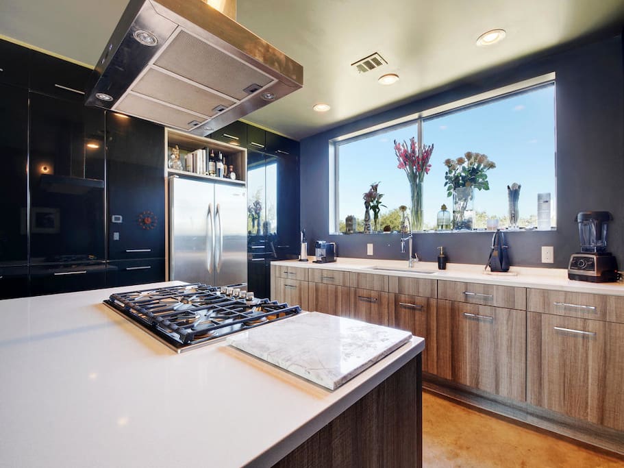 Open kitchen w/ gas cooking