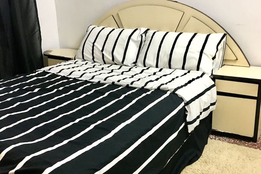 1.5米大床。可供两名房客居住。床品全部购买于宜家,一客一换。