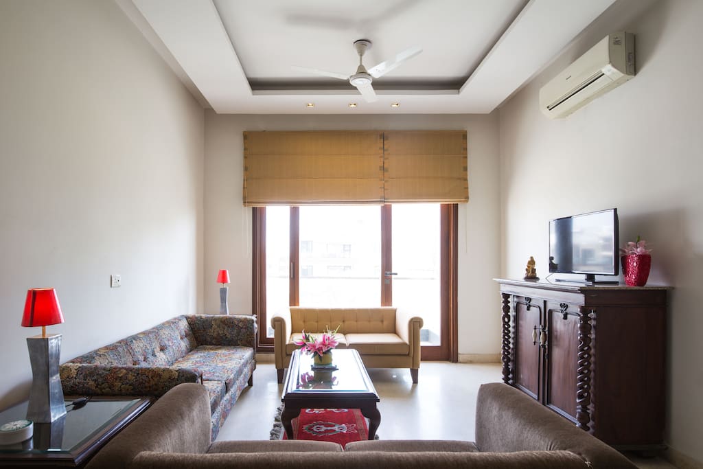 Tastefully decorated living room-modern and spacious