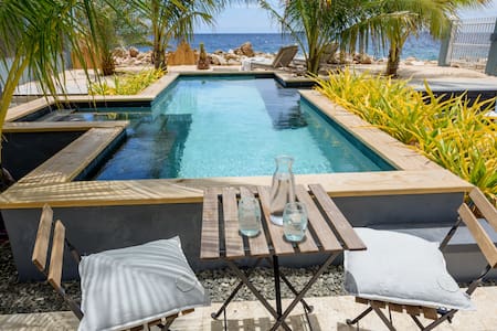 Private Oceanfront  luxurious city villa with pool