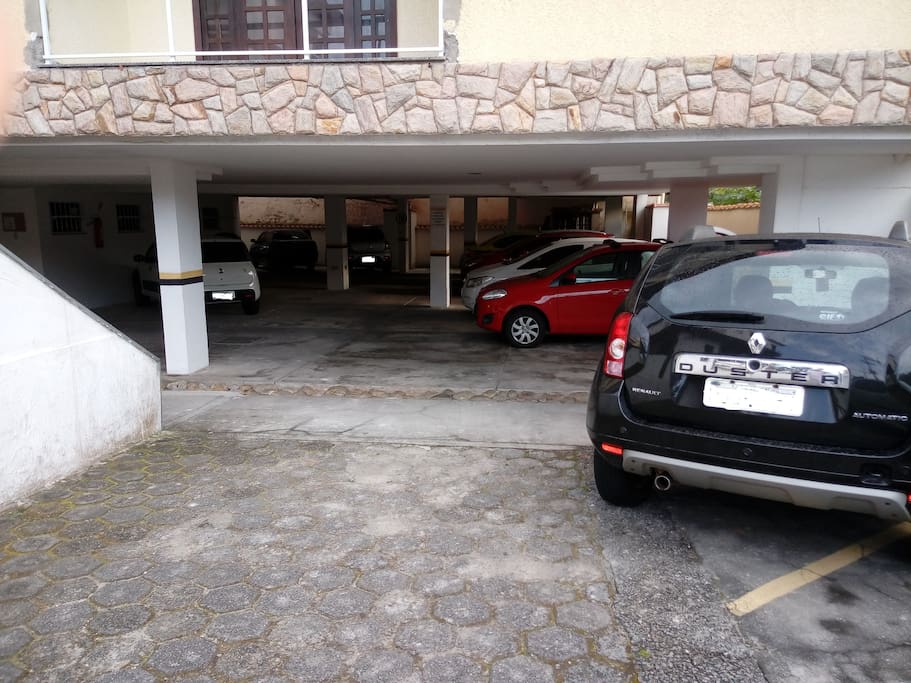 Garagem com vagas cobertas e não cobertas, sem vaga certa.
