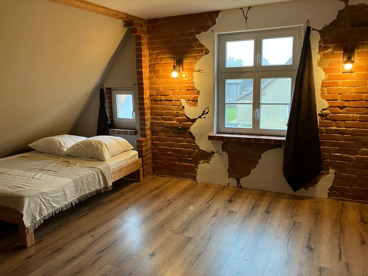 غرفة نوم في الطابق العلوي