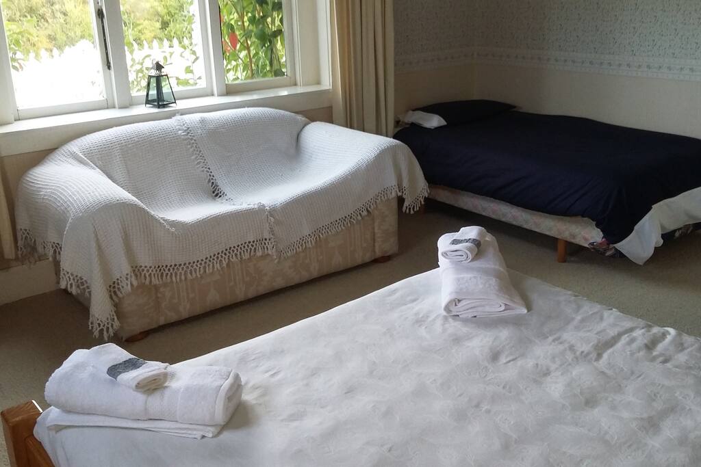 Foreward Cabin: 1 Queen Bed and a Single Bed