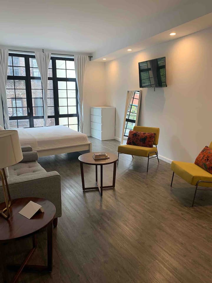 138 BoweryStudio Suite w. Dining Area Aparthotels for Rent in New