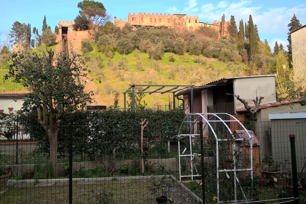 Terrazza panoramica della casa: vista frontale sulla collina dove sorge il borgo medievale di Certaldo Alto