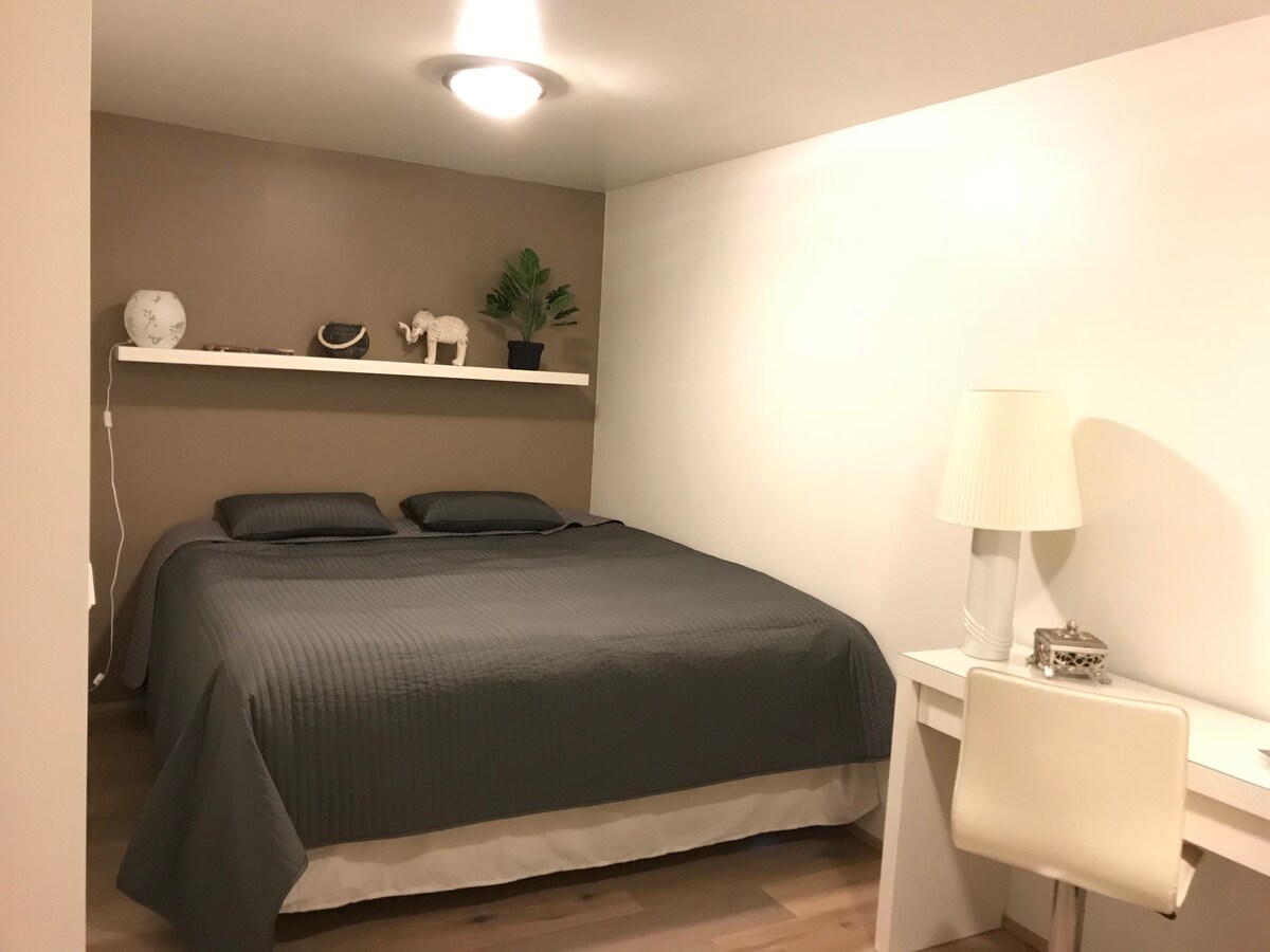 Un dormitorio está abajo.