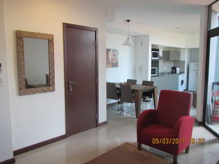 Sala integrada al comedor y cocina