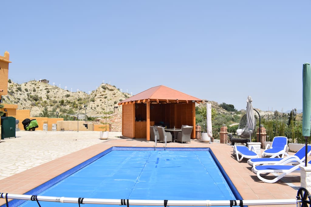 Pool and summer house with bar