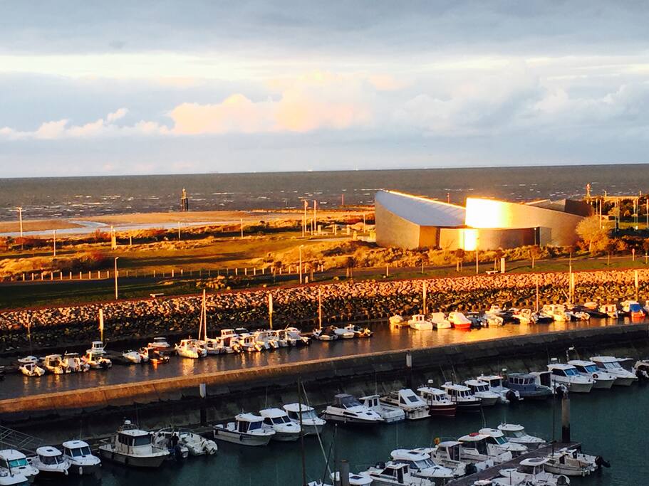 La plage et le centre Juno lors d'un soleil orangé