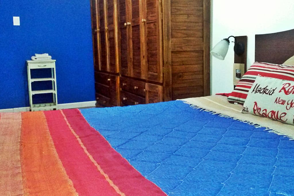 Amplio dormitorio con cama matrimonial, aire acondicionado frío / calor y detalles para que disfrutes tu estadía en casa.