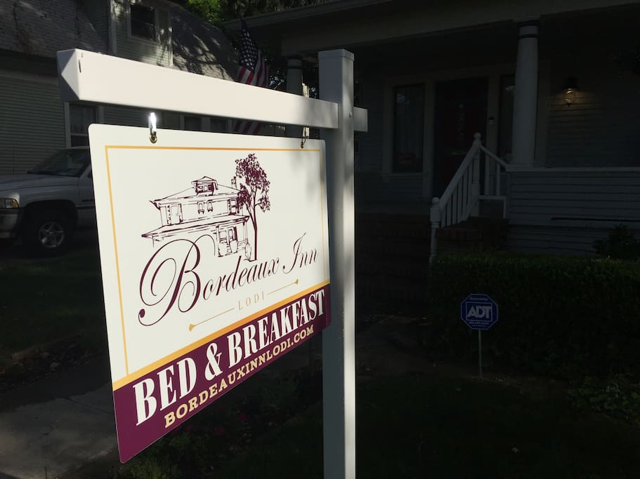 Bordeaux Inn Lodi sign.