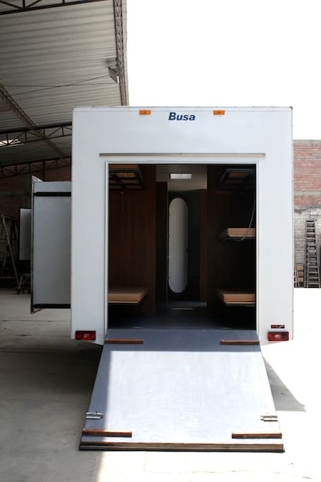 Camper - Autocaravana autónoma con panel solar adaptada para 8 personas.