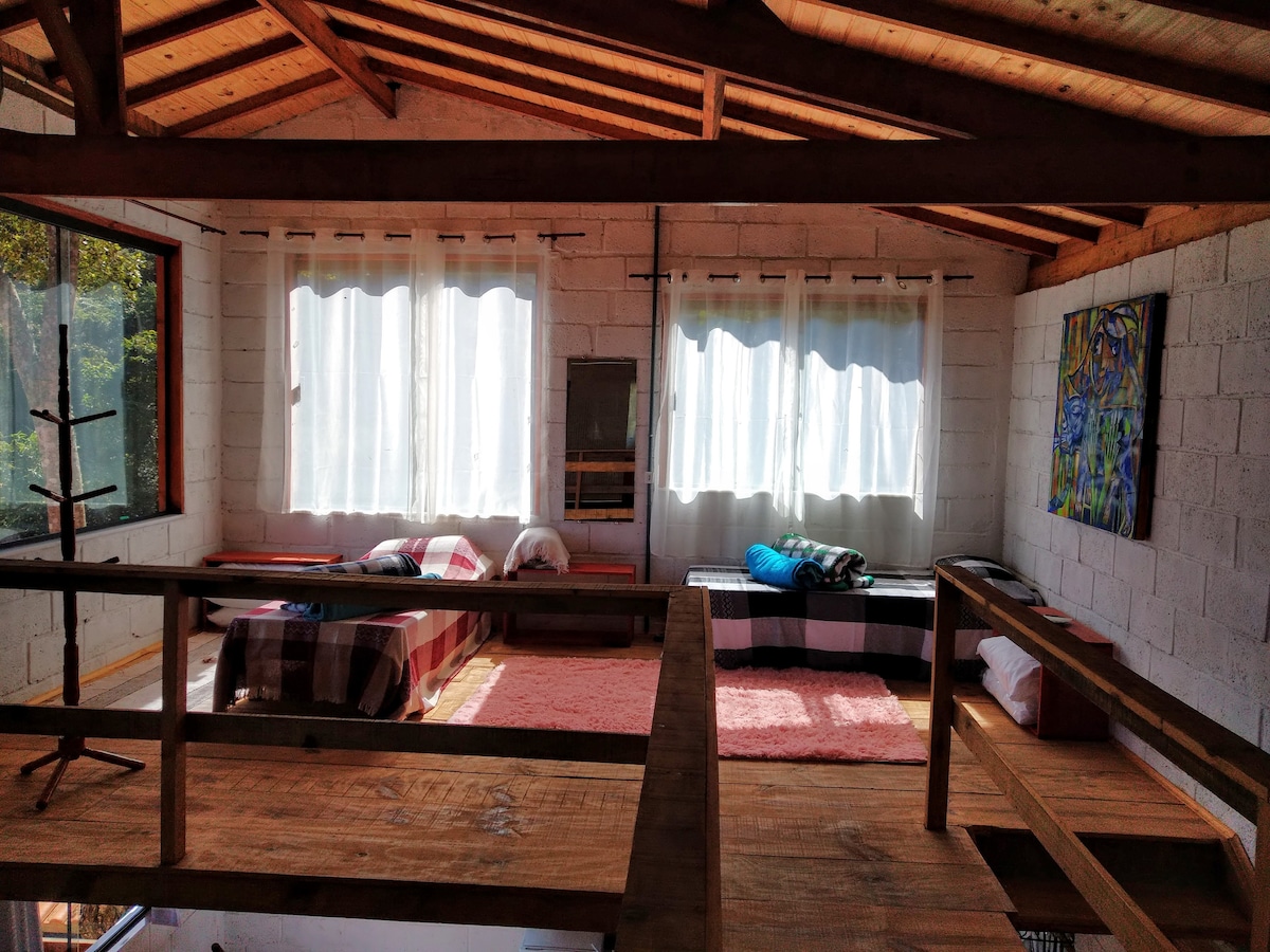 Altillo con dos camas individuales y exuberantes vistas.