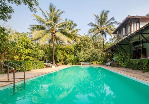 Raintree, Modern Villa with Pool near the beach