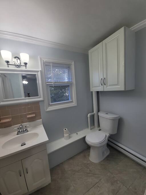 Entire 2nd floor House: yard, parking, train NYC.