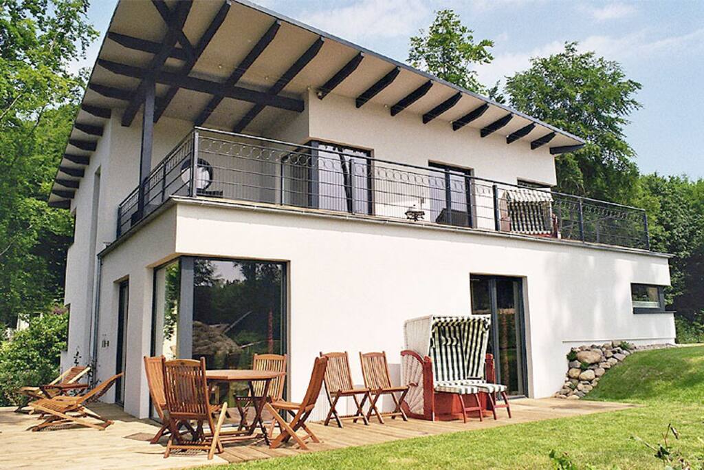 Die Hausansicht der Villa Cliffkante im Ostseebad Sellin auf der Insel Rügen.