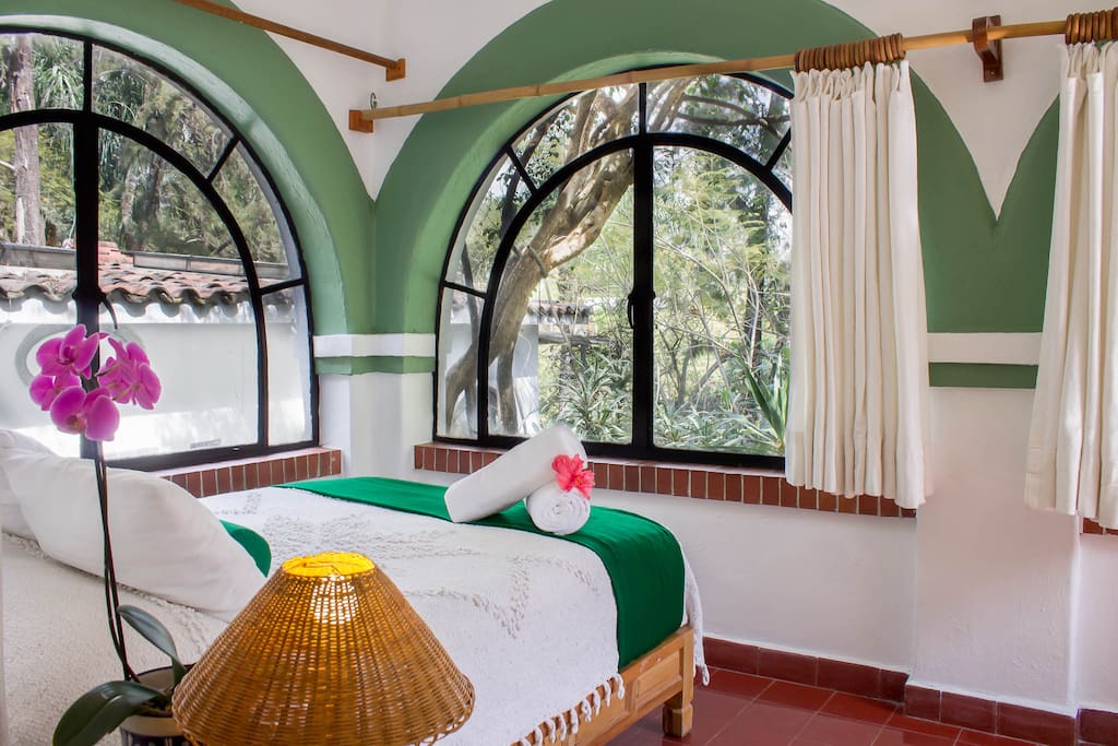 Despierte en esta recámara rodeada de naturaleza/Wake up in this bedroom surrounded by nature.