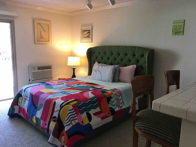 Beach Town Studio With Parking!!! R18